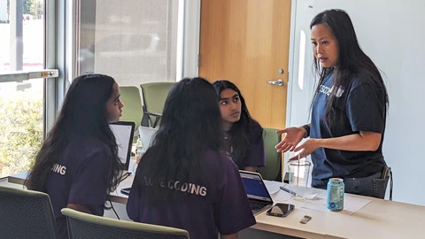 A member of NETSCOUT Leadership team is giving guidance to a few participants.