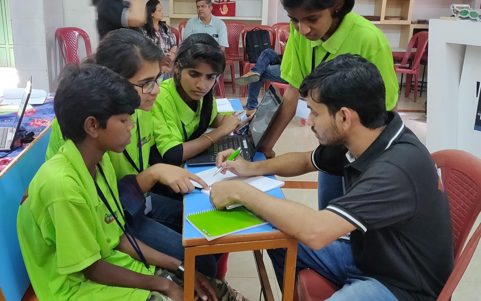 A NETSCOUT volunteer working with a group of students
